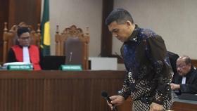 Terdakwa kasus dugaan pemerasan dan gratifikasi pengurusan izin tinggal WNA di lingkungan Ditjen Imigrasi, Silmy Karim (tengah) mengikuti sidang pembacaan surat dakwaan di Pengadilan Tipikor, Jakarta, Kamis (29/10/2026). Mantan Wakil Menteri Imigrasi