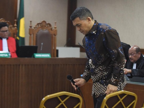 Terdakwa kasus dugaan pemerasan dan gratifikasi pengurusan izin tinggal WNA di lingkungan Ditjen Imigrasi, Silmy Karim (tengah) mengikuti sidang pembacaan surat dakwaan di Pengadilan Tipikor, Jakarta, Kamis (29/10/2026). Mantan Wakil Menteri Imigrasi