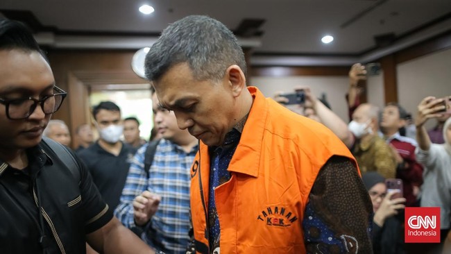 Wakil Menteri Imigrasi dan Pemasyarakatan (Wamen Imipas) periode 20242026 Silmy Karim menjalani sidang perdana kasus dugaan pemerasan pengurusan izin tinggal warga negara asing, di Pengadilan Tindak Pidana Korupsi pada Pengadilan Negeri Jakarta Pusat