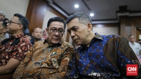Mantan Wamen Imipas Silmy Karim didakwa pemerasan izin tinggal WNA senilai Rp168,9 miliar. Jaksa ungkap keterlibatan sejumlah pejabat dalam kasus ini.