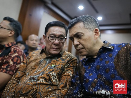Mantan Wamen Imipas Silmy Karim didakwa pemerasan izin tinggal WNA senilai Rp168,9 miliar. Jaksa ungkap keterlibatan sejumlah pejabat dalam kasus ini.