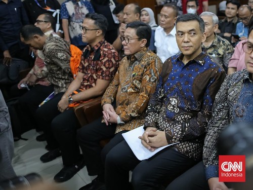 Wakil Menteri Imigrasi dan Pemasyarakatan (Wamen Imipas) periode 20242026 Silmy Karim menjalani sidang perdana kasus dugaan pemerasan pengurusan izin tinggal warga negara asing, di Pengadilan Tindak Pidana Korupsi pada Pengadilan Negeri Jakarta Pusat