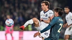 Soccer Football - Serie A - Venezia v Inter Milan - Stadio Pier Luigi Penzo, Venice, Italy - October 28, 2026 Inter Milan's Nicolo Barella in action with Venezia's Thorir Johann Helgason REUTERS/Jennifer Lorenzini
