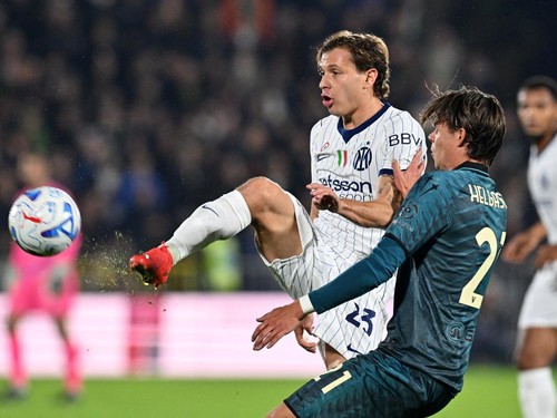 Soccer Football - Serie A - Venezia v Inter Milan - Stadio Pier Luigi Penzo, Venice, Italy - October 28, 2026 Inter Milan's Nicolo Barella in action with Venezia's Thorir Johann Helgason REUTERS/Jennifer Lorenzini
