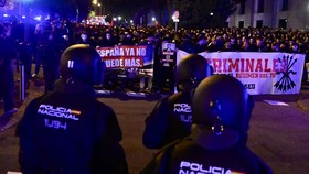 Far-right groups and police face off outside Spain's Ministry of Transportation during a demonstration to demand the government's resignation after a high-speed train accident that left several casualties in Madrid, Spain, October 28, 2026. REUTERS/J
