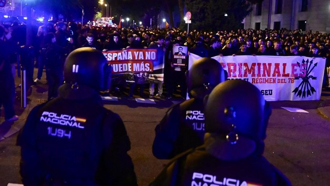 Far-right groups and police face off outside Spain's Ministry of Transportation during a demonstration to demand the government's resignation after a high-speed train accident that left several casualties in Madrid, Spain, October 28, 2026. REUTERS/J