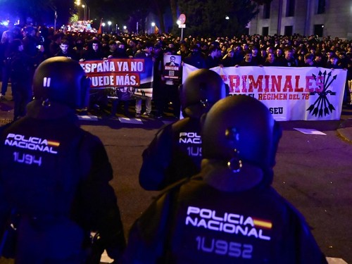 Far-right groups and police face off outside Spain's Ministry of Transportation during a demonstration to demand the government's resignation after a high-speed train accident that left several casualties in Madrid, Spain, October 28, 2026. REUTERS/J