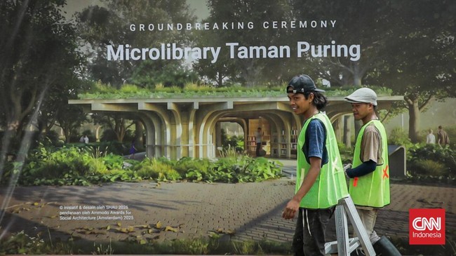Sejumlah pekerja menyelesaikan pembangunan Taman Setara di Taman Puring, Kebayoran Baru, Jakarta Selatan, Kamis (29/10). (CNN Indonesia/Febria Adha L).