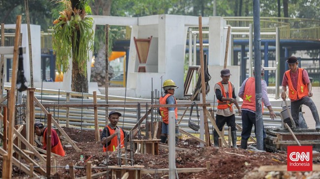 Sejumlah pekerja menyelesaikan pembangunan Taman Setara di Taman Puring, Kebayoran Baru, Jakarta Selatan, Kamis (29/10). (CNN Indonesia/Febria Adha L)