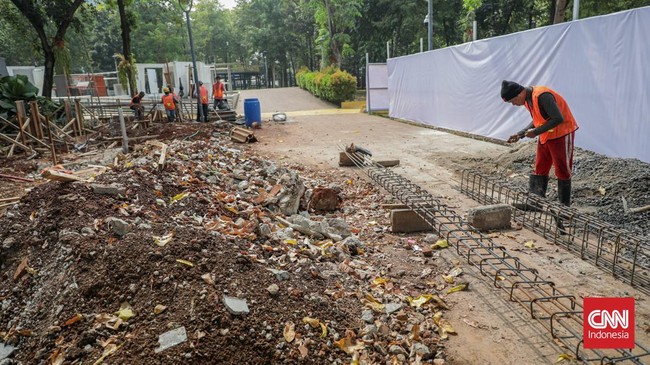Sejumlah pekerja menyelesaikan pembangunan Taman Setara di Taman Puring, Kebayoran Baru, Jakarta Selatan, Kamis (29/10). (CNN Indonesia/Febria Adha L)