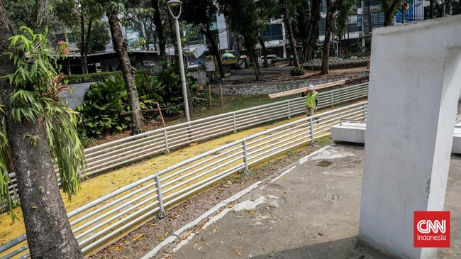 Sejumlah pekerja menyelesaikan pembangunan Taman Setara di Taman Puring, Kebayoran Baru, Jakarta Selatan, Kamis (29/10). (CNN Indonesia/Febria Adha L)