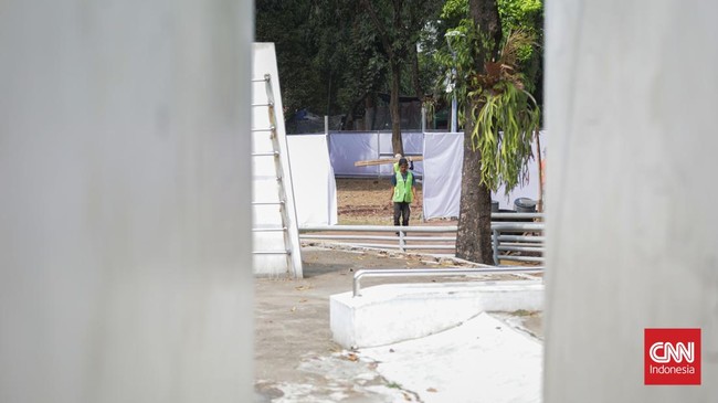 Sejumlah pekerja menyelesaikan pembangunan Taman Setara di Taman Puring, Kebayoran Baru, Jakarta Selatan, Kamis (29/10). (CNN Indonesia/Febria Adha L)