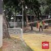 Sejumlah pekerja menyelesaikan pembangunan Taman Setara di Taman Puring, Kebayoran Baru, Jakarta Selatan, Kamis (29/10). (CNN Indonesia/Febria Adha L)