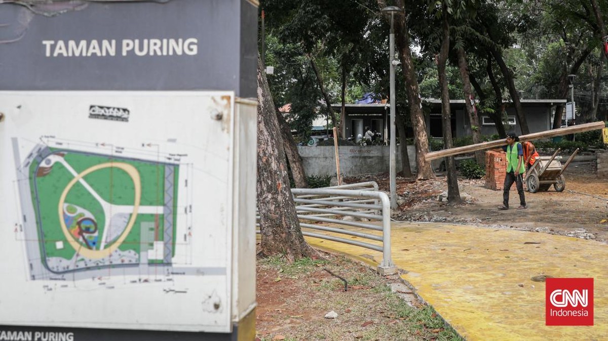 Sejumlah pekerja menyelesaikan pembangunan Taman Setara di Taman Puring, Kebayoran Baru, Jakarta Selatan, Kamis (29/10). (CNN Indonesia/Febria Adha L)