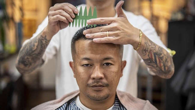 This photo taken on August 27, 2026 shows Tekisasu, an active yakuza gangster allied to a major clan, having his hair styled at a barbershop in Tokyo. Japan's yakuza operate an organised crime empire worth billions of dollars and have long dominated