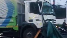 Dua truk mengalami kecelakaan di depan gedung DPR RI, Jakarta Pusat pada Kamis (29/10).