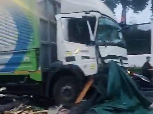 Dua truk mengalami kecelakaan di depan gedung DPR RI, Jakarta Pusat pada Kamis (29/10).
