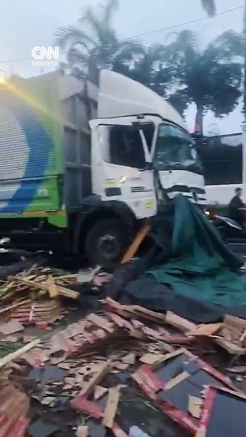 Dua truk mengalami kecelakaan di depan gedung DPR RI, Jakarta Pusat pada Kamis (29/10).