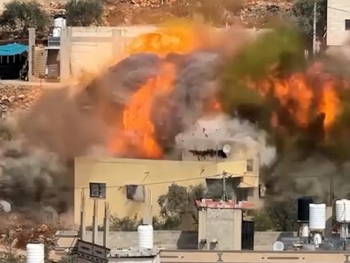Detik-detik Rumah Keluarga Tahanan Palestina Diledakkan Pasukan Israel