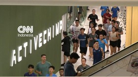 Kelompok kebugaran asal Malaysia, Active Chimp menyelenggarakan lari dalam Atria Mall, Petaling Jaya pada Rabu (28/10).