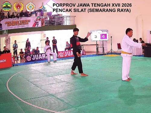 Sebuah video menunjukkan atlet pencak silat peserta Pekan Olahraga Provinsi (Porprov) XVII Jawa Tengah 2026 mengalami kejang usai dibanting lawan viral di media sosial.Dalam video tersebut, terlihat seorang atlet pencak silat jatuh akibat bantingan l