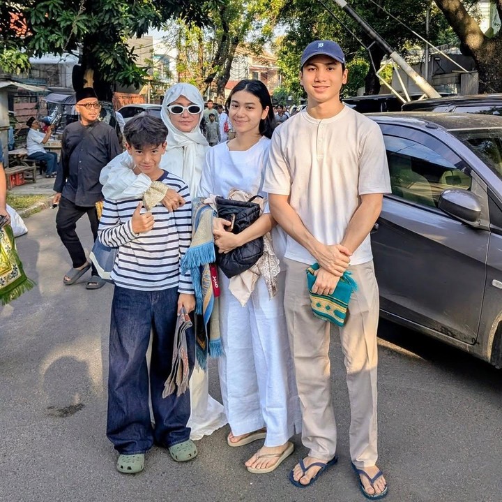 <p>Anak pertama, Noor Shalima Zamaiya Hakim, dari pernikahannya dengan Cyril Raoul Hakim, adalah lulusan sarjana hukum dari Universitas Gadjah Mada (UGM) di Yogyakarta. Sang Bunda ungkap putrinya sempat mengikuti international program di Inggris. &ldquo;Kayak Shalimah kemarin di UGM di Jogja keluar dari rumah terus ambil <em>international program</em> terus dia ke Inggris,&rdquo; ujar Wanda, dikutip dari kanal YouTube <em>TRANS7 OFFICIAL.&nbsp;</em>(Foto: Instagram @wandahamidahbsa)</p>