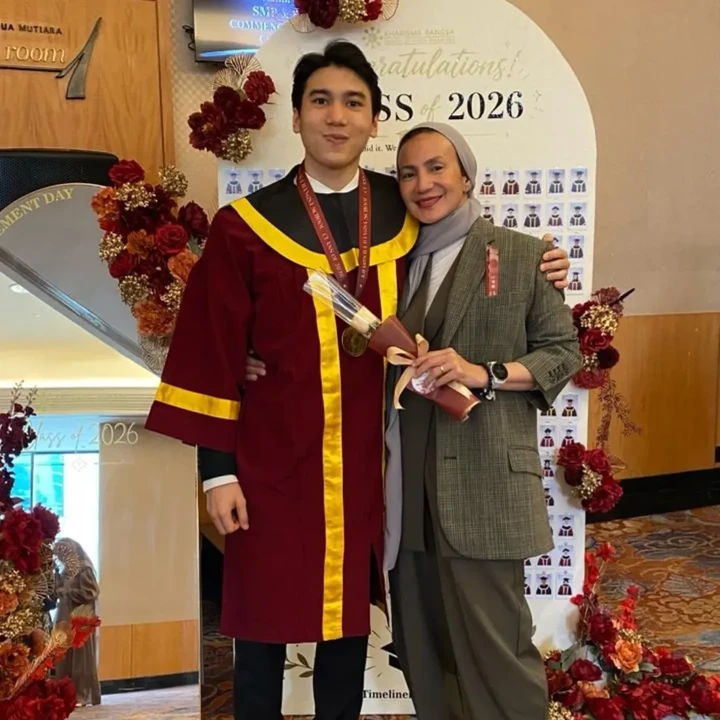 <p>Terbaru, anak ketiganya Rakshan Rashad Hakim alias Rashad telah diterima di salah satu universitas ternama di Jepang, yakni Tokyo International University. &ldquo;InsyaAllah (Rashad) akan ke Jepang supaya mereka bisa ya lebih ngerti dan prihatin kalau hidupnya sendiri,&rdquo; tutur Wanda.&nbsp;(Foto: Instagram @wandahamidahbsa)</p>