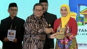 Anugerah Benyamin S Award 2026 di Jakarta, Jumat, 30 Oktober 2026. Lurah Utan Kayu Selatan, Ria Handayani.