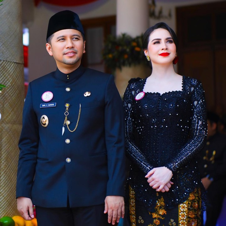 <p>Aktris Arumi Bachsin belum lama ini mencuri perhatian publik setelah membagikan momen bahagianya bersama sang suami, Emil Dardak, yang telah menyelesaikan pendidikan program profesi insinyur di Institut Teknologi Bandung (ITB). (Foto: Instagram @arumibachsin_94)</p>