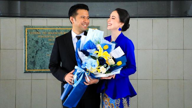 Potret Arumi Bacshin Dampingi Suami, Emil Dardak Jadi Wisudawan Terbaik Program Profesi Insinyur ITB