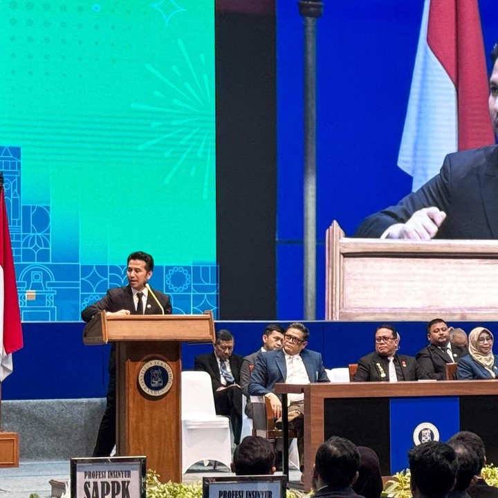 <p>Emil bahkan berhasil meraih predikat wisudawan terbaik. Arumi mengungkapkan bahwa suaminya memang memiliki semangat tinggi untuk terus menimba ilmu. &ldquo;Banyak selamat untuk suamiku tercinta. Mas Emil memang ingin terus-terusan mau belajar, sekolah terus ambl sertifikasi juga. Makin banyak ilmu yang dia tahu, dia senang,&rdquo; ungkapnya, dikutip dari laman Instagram <em>@insertlive.&nbsp;</em>(Foto: Instagram @arumibachsin_94)</p>