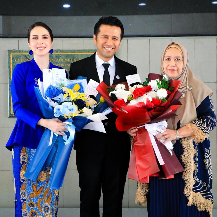 <p>Lebih lanjut, Arumi menceritakan bahwa keinginan Emil menyandang gelar insinyur juga dilatarbelakangi pesan mendiang ayahnya. &ldquo;Ada pesan juga dari almarhum papanya, &lsquo;Kayaknya kamu bagus kalau ada gelar insinyur juga&rsquo;,&rdquo; ujar Arumi.&nbsp;(Foto: Instagram @arumibachsin_94)</p>