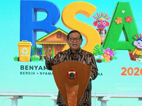 Gubernur DKI Jakarta Pramono Anung memberikan pidato dalam penganugerahan Benyamin S Award 2026 di salah satu hotel di Jakarta, Jumat (30/10).