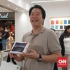 Pembeli mulai mengambil iPhone Duo di Indonesia setelah pre-order. Antusiasme tinggi terlihat, meski stok terbatas.