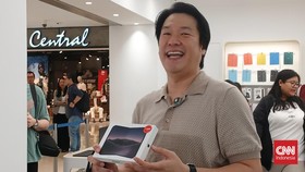 Pembeli mulai mengambil iPhone Duo di Indonesia setelah pre-order. Antusiasme tinggi terlihat, meski stok terbatas.