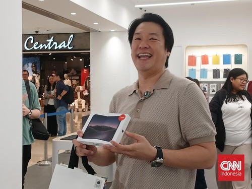 Pembeli mulai mengambil iPhone Duo di Indonesia setelah pre-order. Antusiasme tinggi terlihat, meski stok terbatas.