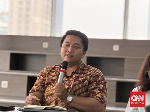 Direktur Program Transformasi Sistem Energi Institute for Essential Services Reform (IESR) Deon Arinaldo dalam workshop Indonesian Next Generation Journalist Network on Korea (IKJN) di Jakarta, Jumat (30/10).