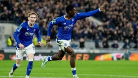 Soccer Football - Carabao Cup - Fourth Round - Everton v Newcastle United - Hill Dickinson Stadium, Liverpool, Britain - October 29, 2026 Everton's Thierno Barry celebrates scoring their third goal with James Garner REUTERS/Jon Super EDITORIAL USE ON