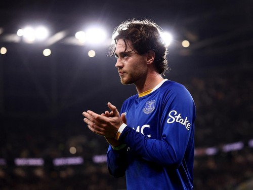 Soccer Football - Carabao Cup - Fourth Round - Everton v Newcastle United - Hill Dickinson Stadium, Liverpool, Britain - October 29, 2026 Everton's Hayden Hackney reacts after being substituted Action Images via Reuters/Lee Smith EDITORIAL USE ONLY.
