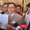 Kuasa Hukum Gibran, Muhammad Rullyandi menunjukkan scan dokumen ijazah Gibran dari SD hingga S1 (Devi/detik)