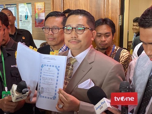 Kuasa Hukum Gibran, Muhammad Rullyandi menunjukkan scan dokumen ijazah Gibran dari SD hingga S1 (Devi/detik)