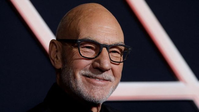 FILE PHOTO: Patrick Stewart arrives for the world premiere of the film "Charlie's Angels" in Los Angeles, California, U.S. November 11, 2019. REUTERS/Mario Anzuoni/File Photo