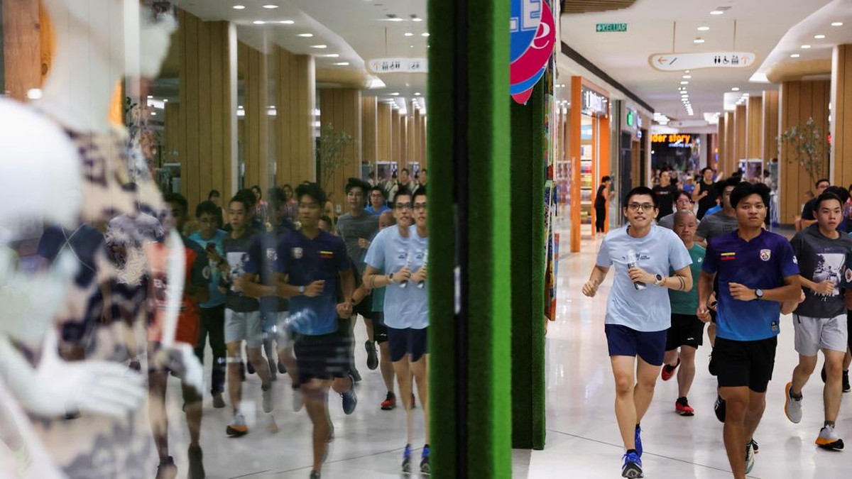 Participants jog during an indoor running event at a shopping mall, organised in response to haze from forest fires in Indonesias Kalimantan region that blanketed the region, at Petaling Jaya, Malaysia October 28, 2026. REUTERS/Hasnoor Hussain