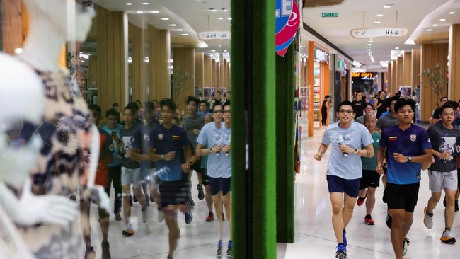 Participants jog during an indoor running event at a shopping mall, organised in response to haze from forest fires in Indonesias Kalimantan region that blanketed the region, at Petaling Jaya, Malaysia October 28, 2026. REUTERS/Hasnoor Hussain