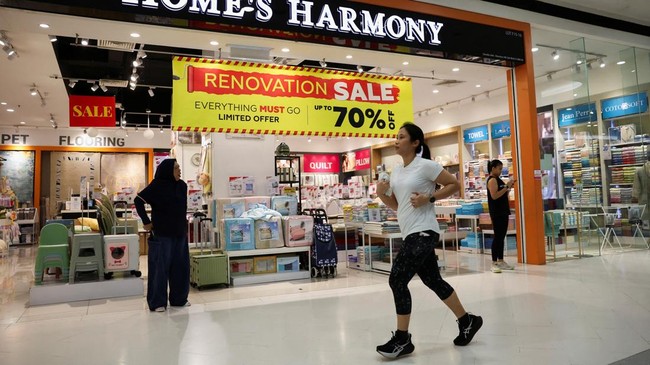 Participants jog during an indoor running event at a shopping mall, organised in response to haze from forest fires in Indonesias Kalimantan region that blanketed the region, at Petaling Jaya, Malaysia October 28, 2026. REUTERS/Hasnoor Hussain