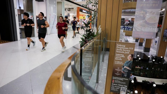 Participants jog during an indoor running event at a shopping mall, organised in response to haze from forest fires in Indonesias Kalimantan region that blanketed the region, at Petaling Jaya, Malaysia October 28, 2026. REUTERS/Hasnoor Hussain