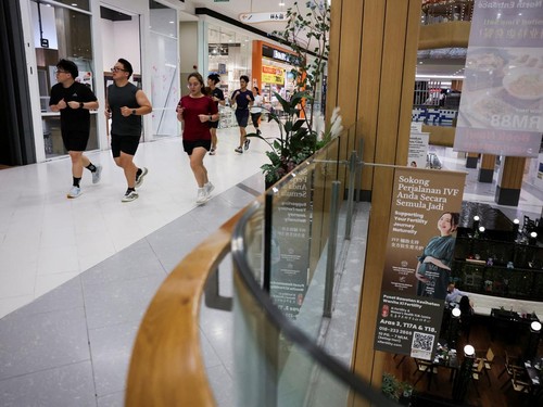 Participants jog during an indoor running event at a shopping mall, organised in response to haze from forest fires in Indonesias Kalimantan region that blanketed the region, at Petaling Jaya, Malaysia October 28, 2026. REUTERS/Hasnoor Hussain