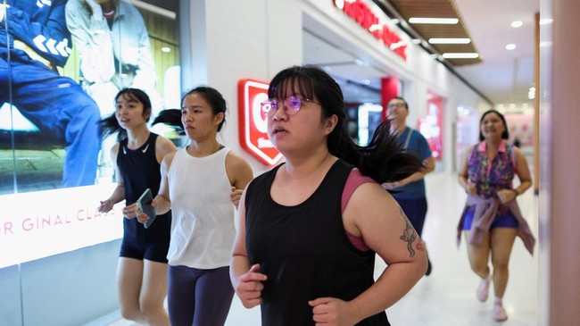 Participants jog during an indoor running event at a shopping mall, organised in response to haze from forest fires in Indonesias Kalimantan region that blanketed the region, at Petaling Jaya, Malaysia October 28, 2026. REUTERS/Hasnoor Hussain