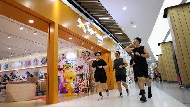 Participants jog during an indoor running event at a shopping mall, organised in response to haze from forest fires in Indonesias Kalimantan region that blanketed the region, at Petaling Jaya, Malaysia October 28, 2026. REUTERS/Hasnoor Hussain