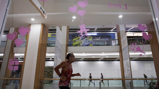 Participants jog during an indoor running event at a shopping mall, organised in response to haze from forest fires in Indonesias Kalimantan region that blanketed the region, at Petaling Jaya, Malaysia October 28, 2026. REUTERS/Hasnoor Hussain
